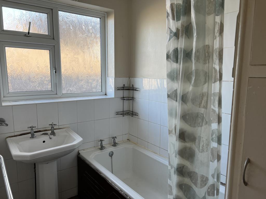 Lot: 84 - TWO-BEDROOM FLAT WITH GARAGE - Bathroom